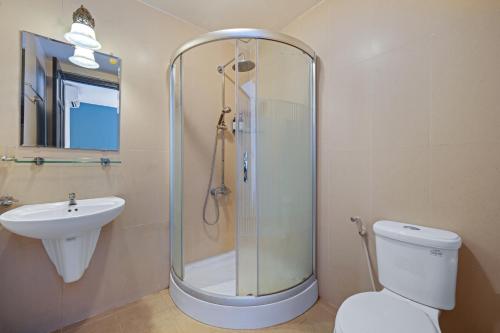 La salle de bains est pourvue d'une douche, de toilettes et d'un lavabo. dans l'établissement Gold Time Hotel Da Nang, à Đà Nẵng