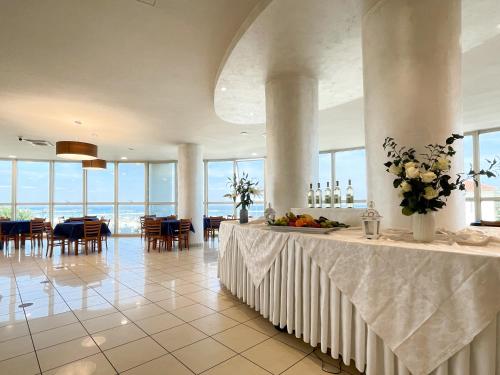 jadalnia ze stołem i kwiatami w obiekcie Blue Paradise Hotel w San Mauro a Mare