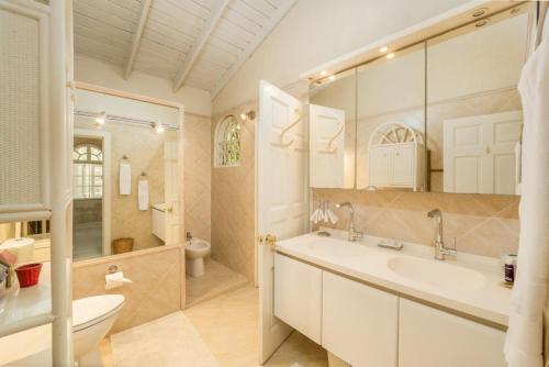 un baño con lavabo e inodoro en Villa Whitegates, en Saint James