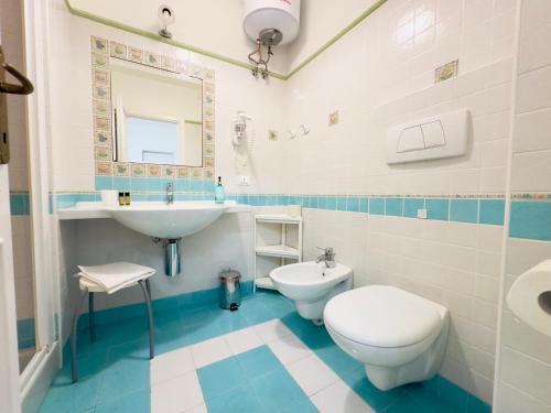 uma casa de banho branca com um lavatório e um WC em ELLE Monolocale - Sperlonga 50 mt dalla spiaggia con parcheggio em Sperlonga