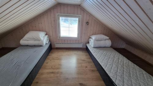 2 camas en un ático con ventana en Villa Magnolia 2 Himos en Jämsä
