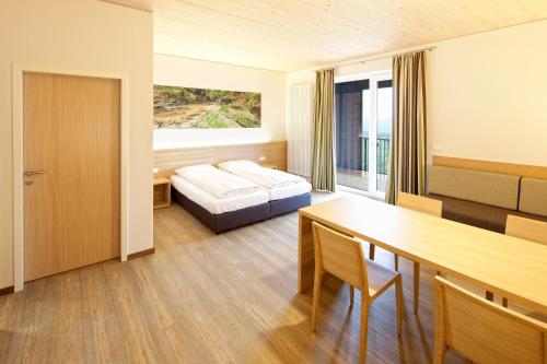 a hotel room with a bed and a table at Schatz.Kammer Burg Kreuzen in Bad Kreuzen