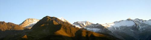 a view of a mountain range with snow covered mountains at Cafe Schneider in Lappago