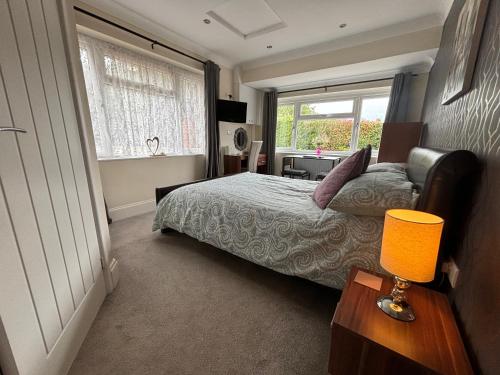 1 dormitorio con cama y ventana en Greenlands Guest House, en Highbridge