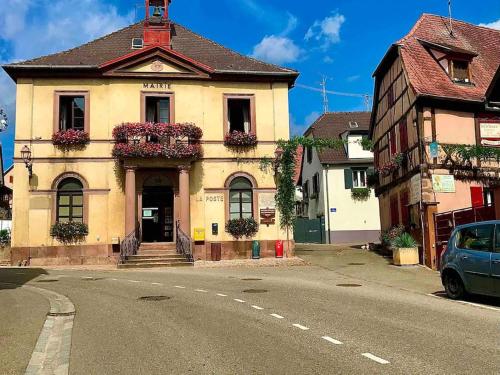 a building on the side of a street at Cocoon "Clair de Lune" sous les combles PARKING GRATUIT in Beblenheim