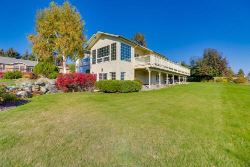 Κήπος έξω από το Stunning Lakeside House with Deck and Water Views