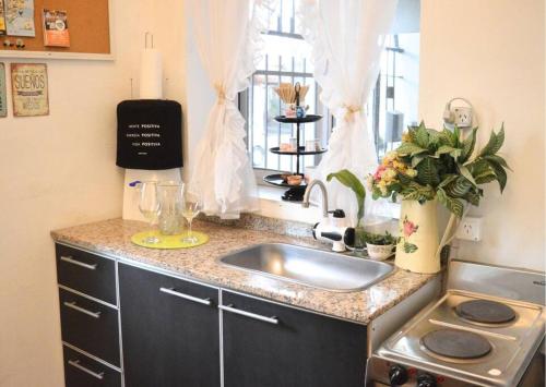 Villa BallesterにあるMomentazo! Wifi, Coffee & Booksのシンクと窓のあるキッチンカウンター