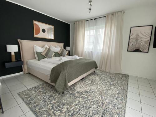 コブレンツにあるModerne Wohnung mit Terrasse & Parkplatz; Nähe BWZK & Amazonのベッドと大きな窓のある寝室