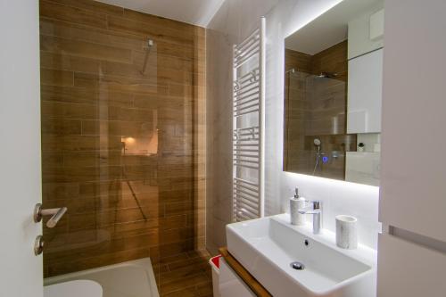 a bathroom with a sink and a shower with a mirror at Flexible SelfCheckIns 81 - Zagreb - Arena - Garage - Loggia in Zagreb