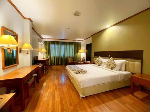 Postel nebo postele na pokoji v ubytování Arawana Regency Park Sukhumvit