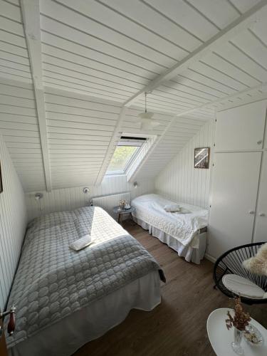 um quarto com 2 camas num sótão em Skovbrynet 2 Zimmer 4 em Lokken