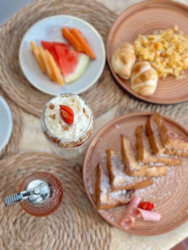 Una mesa con platos de comida sobre una mesa. en Casa Bugó Centro Histórico Hotel Boutique con Desayuno, en Cartagena de Indias
