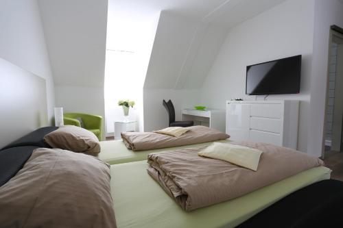 Tempat tidur dalam kamar di Hotel Landgasthof zum Kaffelstein