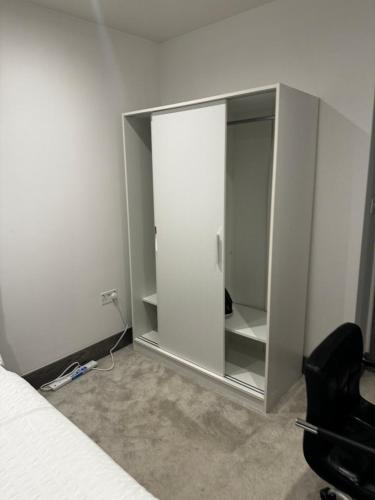 ein Schlafzimmer mit einer Glasvitrine in der Ecke in der Unterkunft Luxury Ensuite Double bedroom in Poole