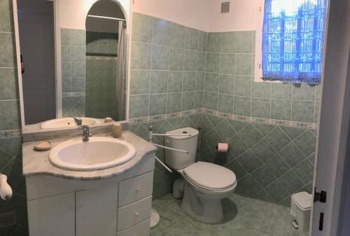 une salle de bain avec toilettes et lavabo dans l'établissement MINI-VILLA individuelle de 40 m2 (3 ETOILES), à Porto-Vecchio