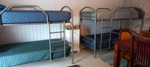 Postel nebo postele na pokoji v ubytování Albergue de Mões - Casa do Ladrilho