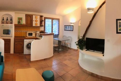 un salon avec une cuisine et une salle à manger dans l'établissement MINI-VILLA individuelle de 40 m2 (3 ETOILES), à Porto-Vecchio