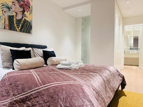 Llit o llits en una habitació de O2 Arena, 2Bedroom Apartment, North Greenwich , London 01