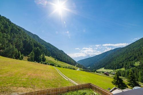 a green field with the sun in the sky at Hof am Egg in Slingia