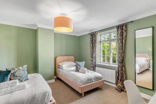 Ένα ή περισσότερα κρεβάτια σε δωμάτιο στο The Old Mill, 7 storey,, dog friendly outdoor pool & bbq