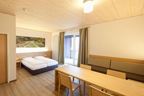 ein Hotelzimmer mit einem Bett und einem Esstisch in der Unterkunft Schatz.Kammer Burg Kreuzen in Bad Kreuzen