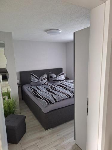 um quarto com uma cama com almofadas em Haus Angel-am See em Heldrungen