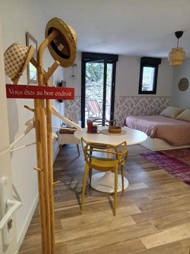 un salon avec une table et un canapé dans l'établissement Studio en rez de jardin, à Collobrières