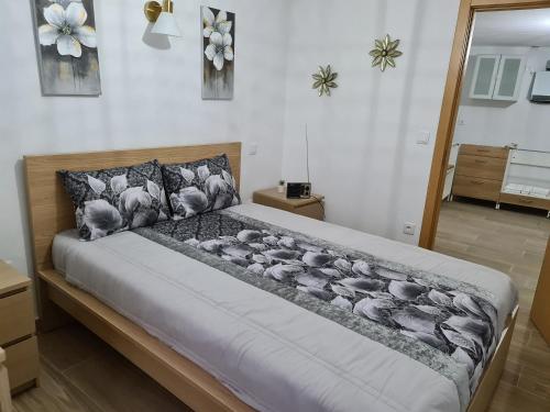 1 dormitorio con 1 cama grande en una habitación en Casa Maria da Eira, en Arcos de Valdevez