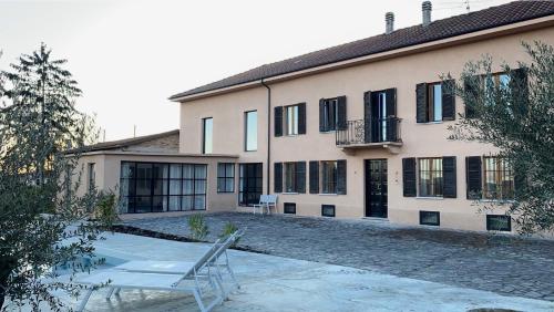 um edifício com um banco à frente em Casa Bianchetti em Costigliole dʼAsti