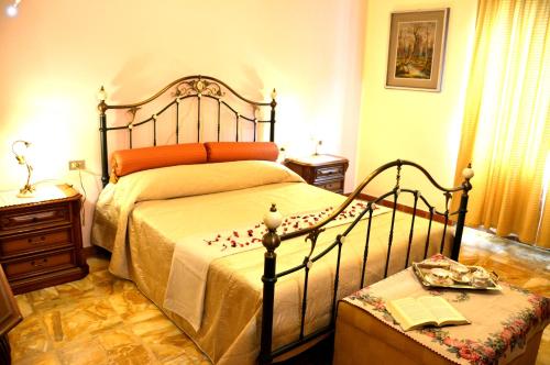 Postel nebo postele na pokoji v ubytování VILLA CARLA Affiliato Best-Incoming CIR-016235-CNI-00004