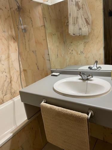 une salle de bain avec un lavabo, un miroir et une baignoire dans l'établissement Villa 2 étoiles proche plage et commerces, à Saint-Cyprien
