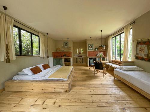 sypialnia z 2 łóżkami i biurkiem w obiekcie Karma Hostel w mieście Martwili