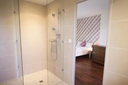 La salle de bains est pourvue d'une douche. dans l'établissement Maison Pertuis Provence, à Pertuis