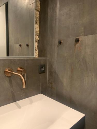 ein Bad mit einem Waschbecken und einem Spiegel in der Unterkunft Ferienwohnung am Franziskaner Tor in Überlingen