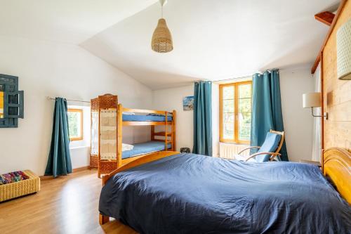 ポルニックにあるMaison De Charme - 400m plageのベッドと二段ベッドのある寝室