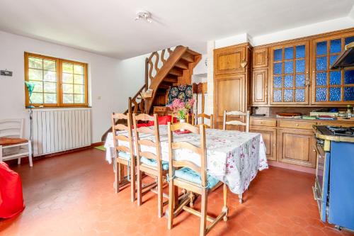 une cuisine avec une table et des chaises ainsi qu'un escalier dans l'établissement Maison De Charme - 400m plage, à Pornic