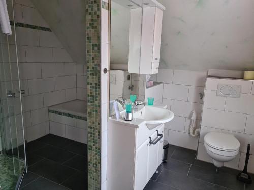 Ένα μπάνιο στο Ferienwohnung Pflüger mit Terrasse