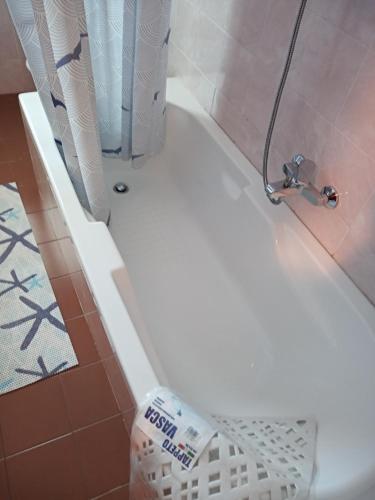 La salle de bains est pourvue d'une baignoire et d'un panier. dans l'établissement Casa Lino, à Monserrato