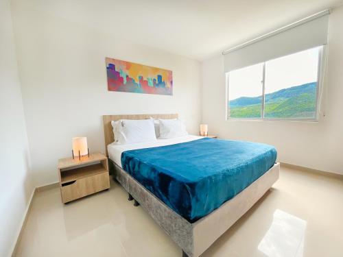 Apartahotel San Gil Plaza tesisinde bir odada yatak veya yataklar