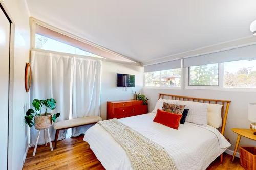 um quarto com uma cama grande e uma janela em NEW Beautiful San Diego Mid-Century Treehouse em Spring Valley