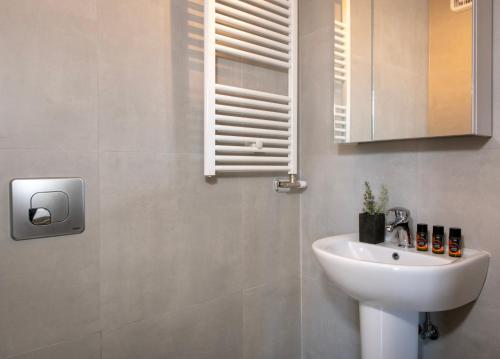 a bathroom with a white sink and a window at FRDomus in Daratso