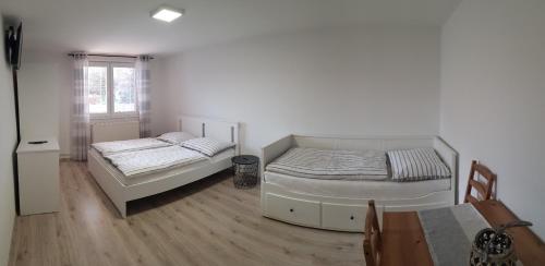 Cama o camas de una habitación en Apartmány u Jonášů