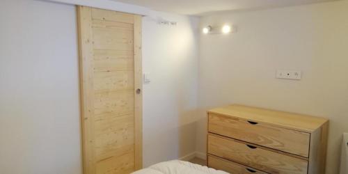 - une chambre avec une commode en bois et un placard dans l'établissement Résidence Aiguille Grive Bat Ii - Appartement 2 pièces en duplex pour 5 personnes, proche des pistes dans le village de Charmettoger à Arc 1800. MAE-6573, à Arc 1800