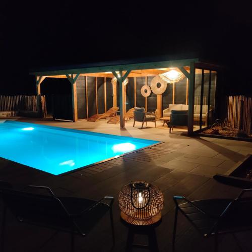 Chalet, aux portes du Morvanの敷地内または近くにあるプール