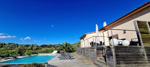 une maison avec piscine à côté d'une maison dans l'établissement Villa Bella Vista, 4ch, piscine, à Figari
