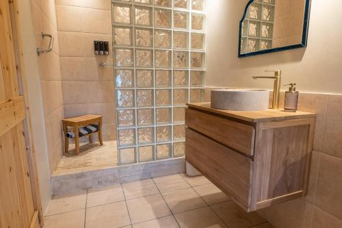 een badkamer met een wastafel en een douche bij The Nook in East Stour