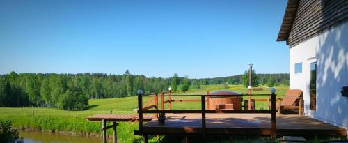 StraupeにあるUnique Countryhouse & Sauna in Gauja Valley - Kaķukalnsの建物側の木製デッキ