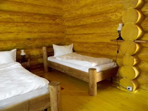 Ένα ή περισσότερα κρεβάτια σε δωμάτιο στο Pensiunea Mama Uta