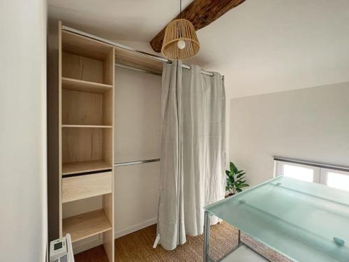 Cette chambre dispose d'une table en verre et d'une fenêtre. dans l'établissement Charmant Duplex 2 Chambres, Centre historique, à Avignon