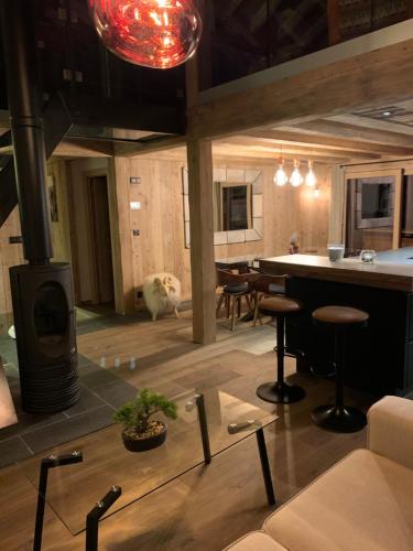 - un salon avec une cuisinière et une table dans l'établissement Chalet BELLAVISTA, à Chamonix-Mont-Blanc